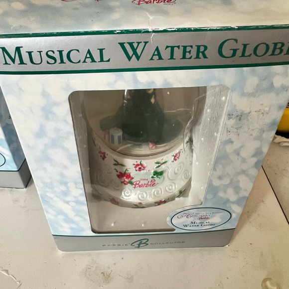 Happy holidays barbie 2004 musical water globe , vintage barbie - Picture 6 of 13